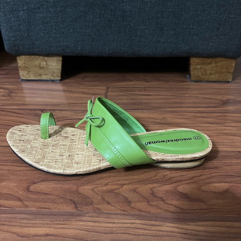 Vibrant Green Sandals with Bow Detail - Picture 2 of 3